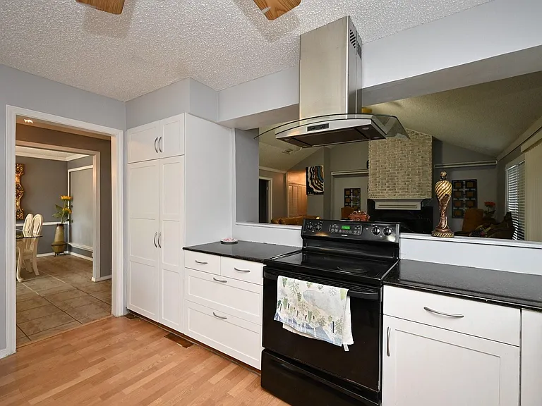 13102 Richmond Ave — Photo 4