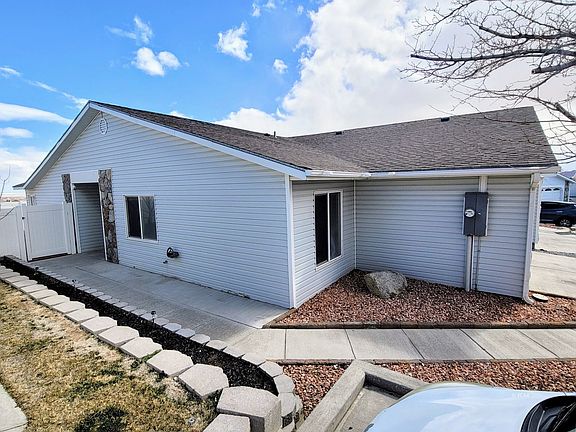 3rd image of 872 Bluegrass Cir
