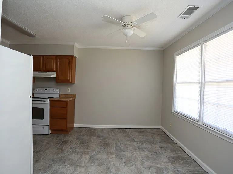 226B Courtney Way — Photo 2