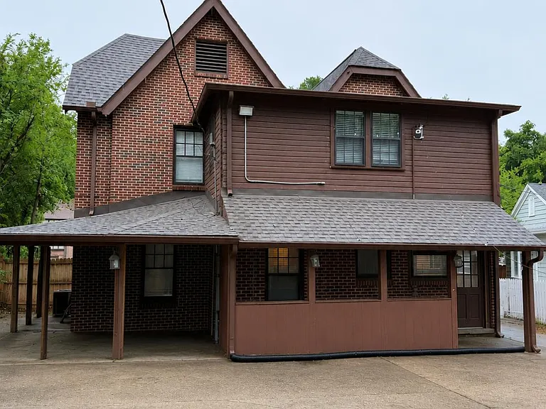 315 Caplewood Dr — Photo 2