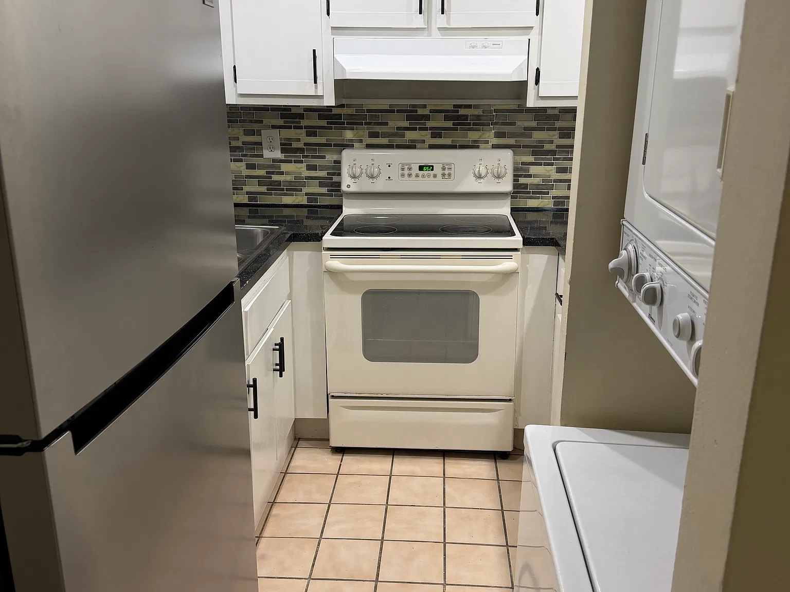1 bed, 1.5 bath, 823 sqft, $1,900 — Photo 3