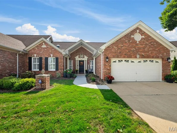 3906 Courtyard Place Dr, Saint Louis, MO 63127