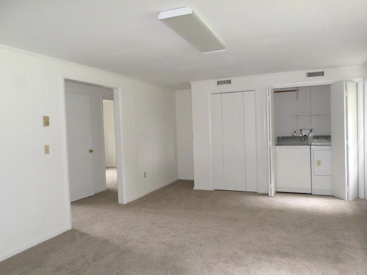 4 Bedroom 3 Bath House with 1 Car Garage — Photo 1