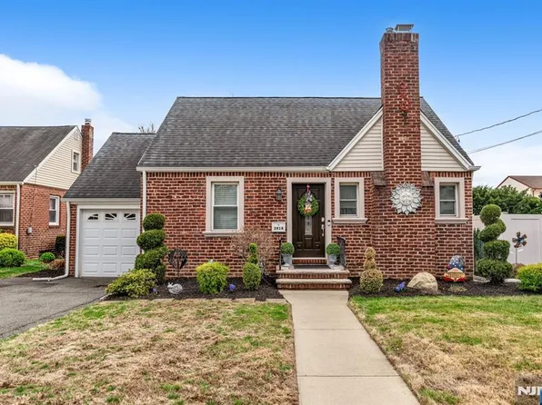 39-14 Sunderland Dr, Fair Lawn, NJ 07410