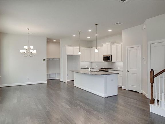 4th image of 909 Plaza Ln