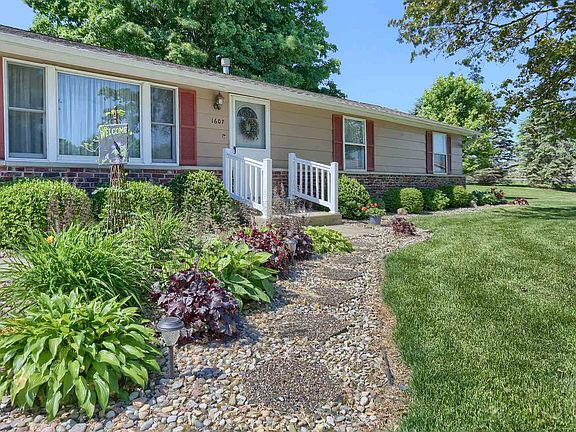 2nd image of 1607 Villa Ct