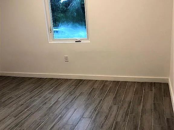 5th image of 921 Anthony St E
