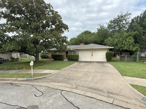 1902 Green Apple Ln, Arlington, TX 76014