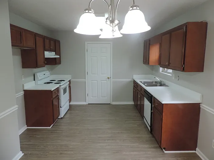 3881 Crest Dr — Photo 9