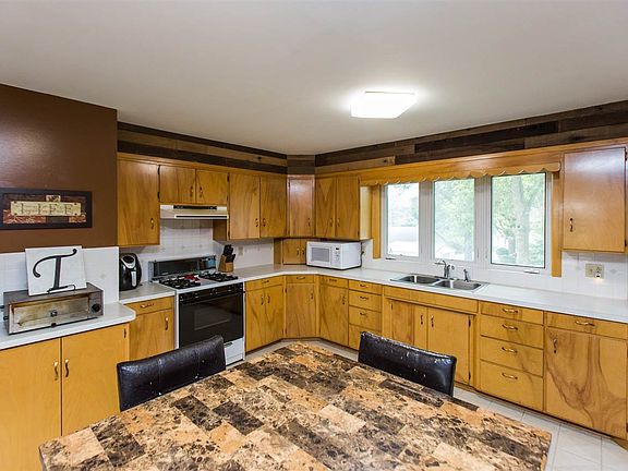 2nd image of 618 17th Ave