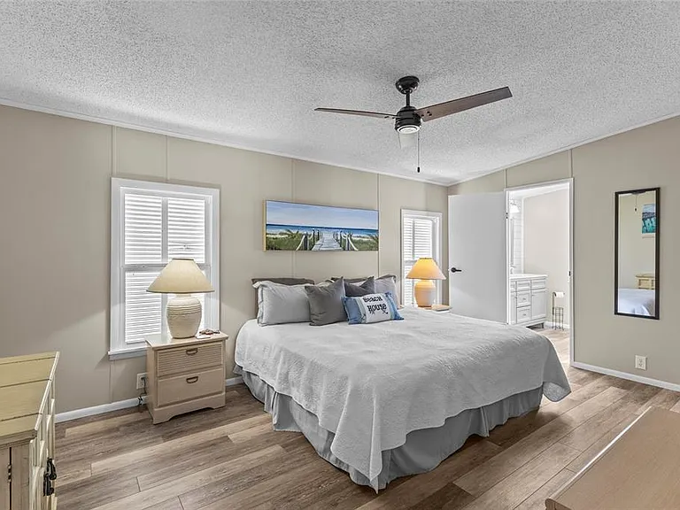 611 La Jolla Cir — Photo 13