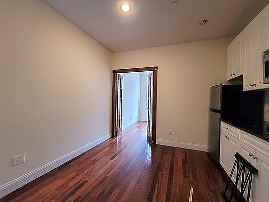 5th image of 256 E 10th St #4X