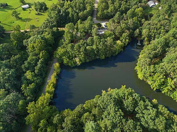 4th image of 752 Hidden Lake Rd