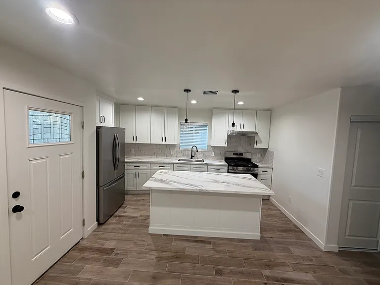 6458 N Creighton Cir — Photo 3