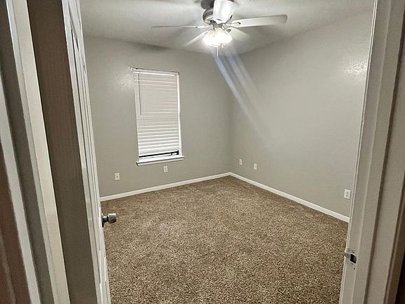 3rd image of 2525 Hickory Dr