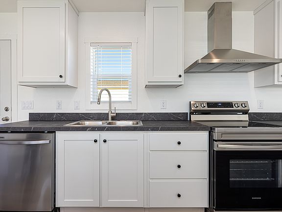 4th image of 749 Riddle Dr