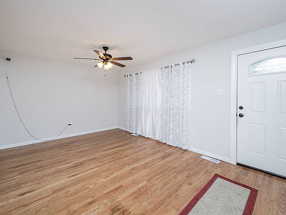 3rd image of 1015 Campion Ln