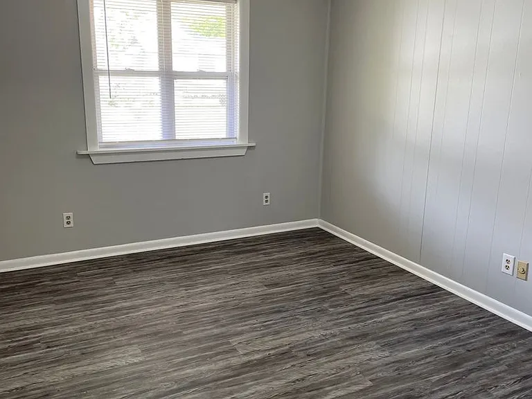 607 College St SW — Photo 3