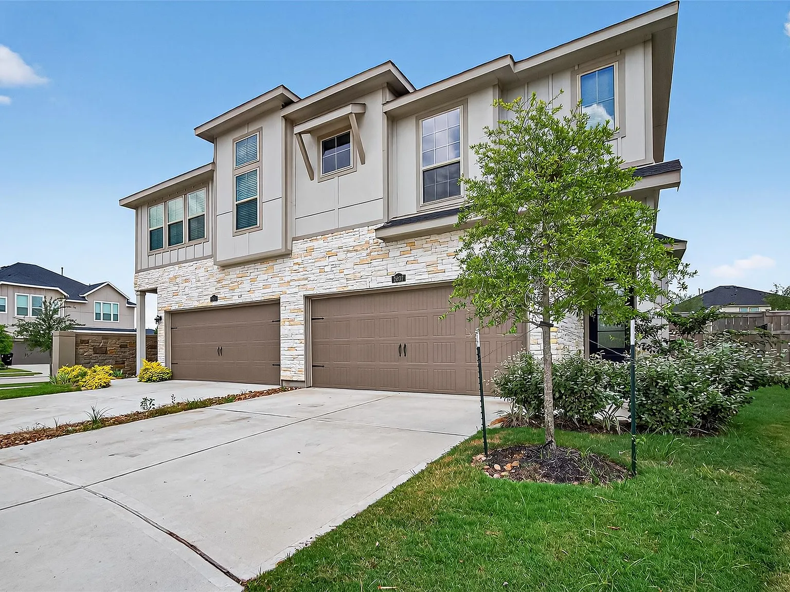3 bed, 2.5 bath, 1877 sqft, $2,300 — Photo 3