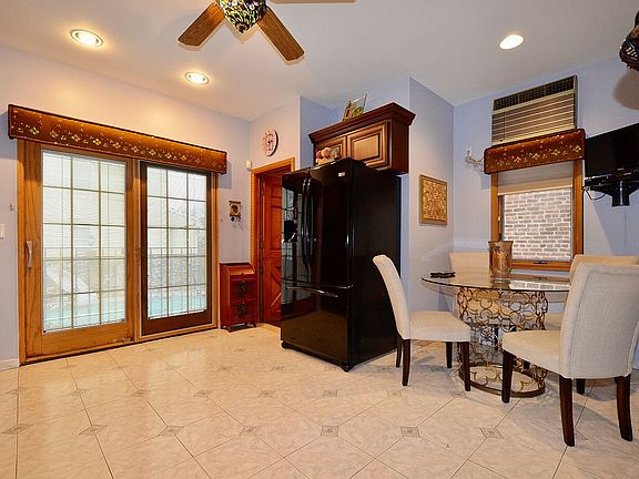 5th image of 3918 Avenue