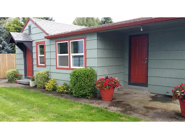 1446 NE McDonald Ln photo 1