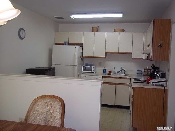 2nd image of 721 Hilltop Ct