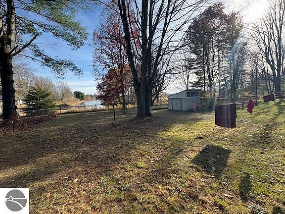 3rd image of 488 Autumn Rd