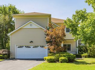 469 Greenbriar Ct, Roslyn, NY 11576
