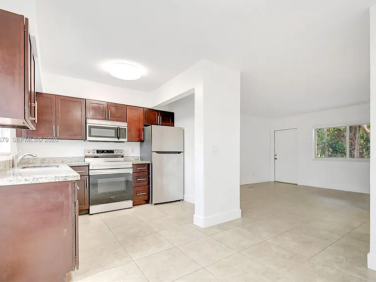 407 SE 9th Ct #3 — Photo 6