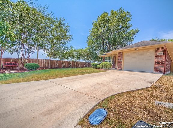 3rd image of 1672 Honeysuckle Ln