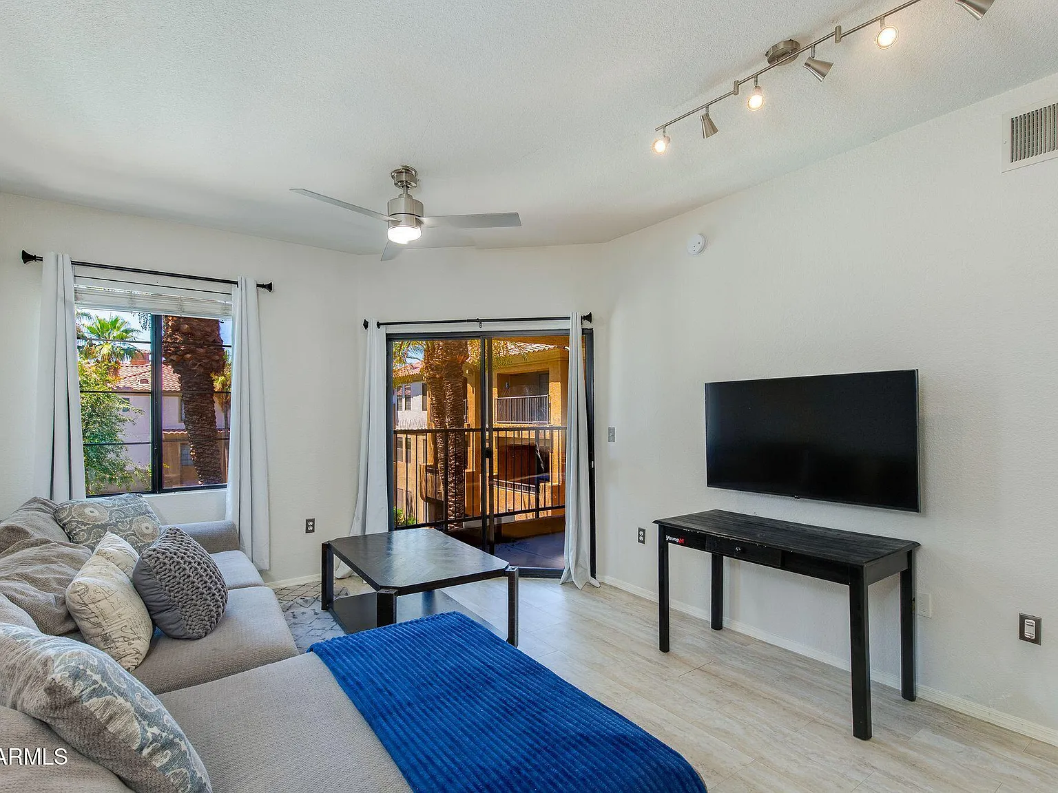 1 bed, 1.0 bath, 598 sqft, $1,400 — Photo 2