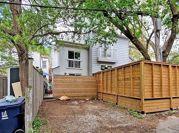 4th image of 81 Tiverton Ave