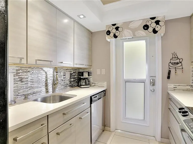 505 N Riverside Dr #4 — Photo 5