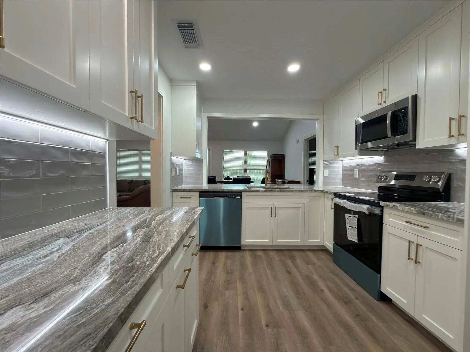 3 bed, 2.0 bath, 1406 sqft, $2,400 — Photo 3