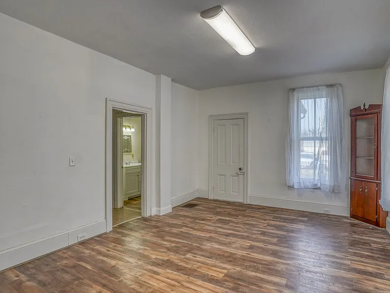 132 W Mount Vernon St — Photo 33