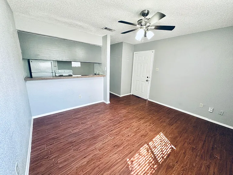 Awesome open Studio Apartments Close to Downtown — Photo 41
