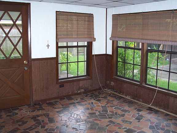 3rd image of 1112 Wright Ave