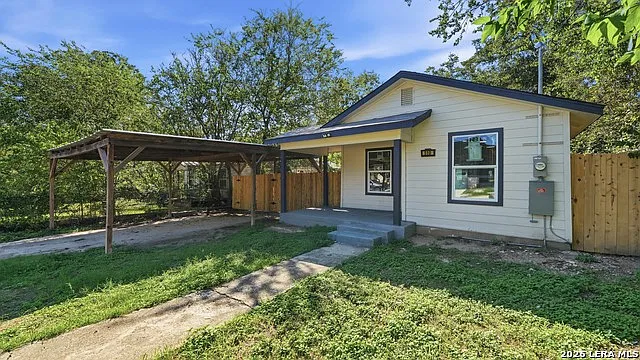 3 bed, 2.0 bath, 906 sqft, $1,600 — Photo 3