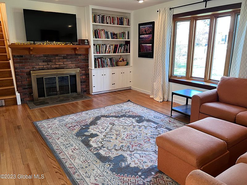 3rd image of 972 Riverview Road