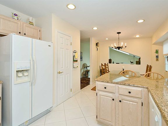 4th image of 165 Lakebridge Dr N