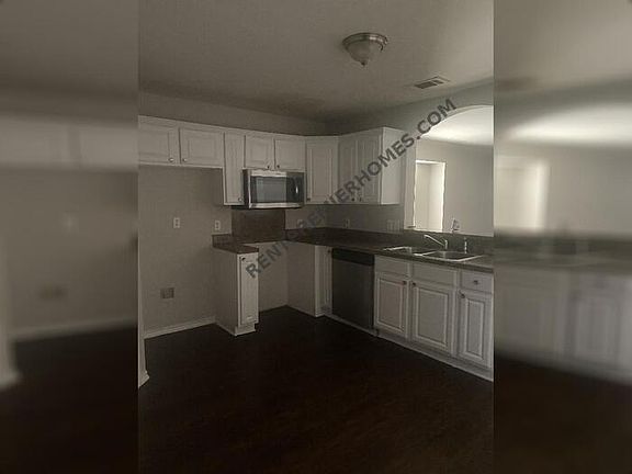 3rd image of 2926 Plaza Blvd