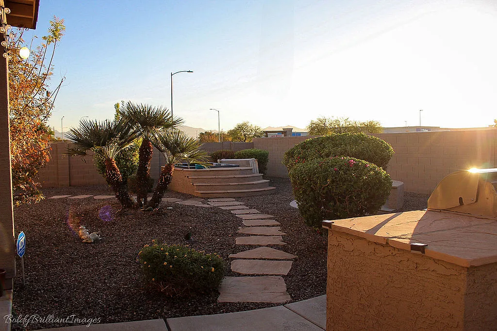 S 74th Ln, Phoenix — Photo 3