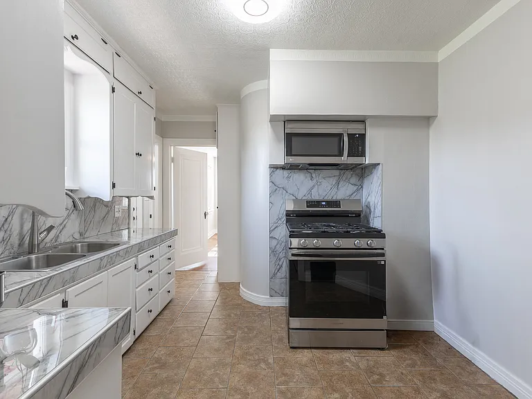 2547 SW 23rd St #UPPER — Photo 15