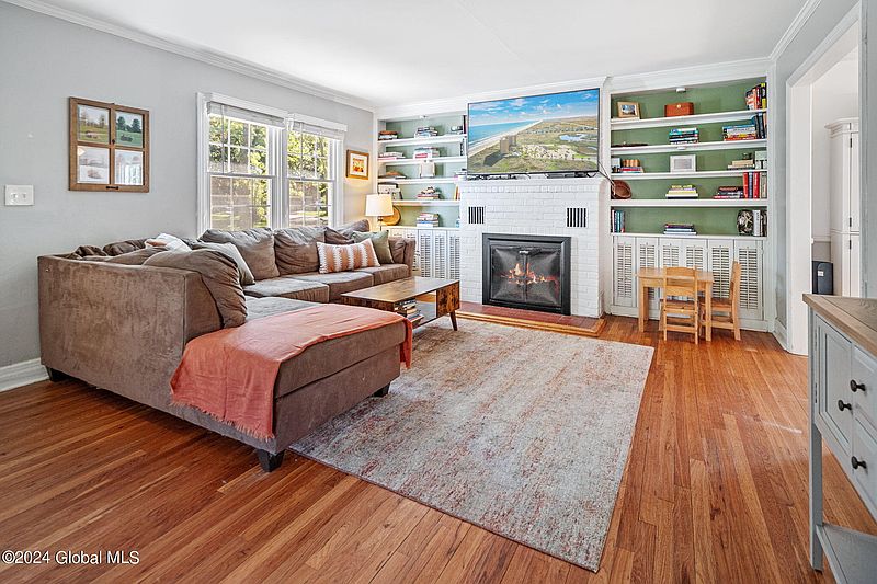 5th image of 2031 Regent Street