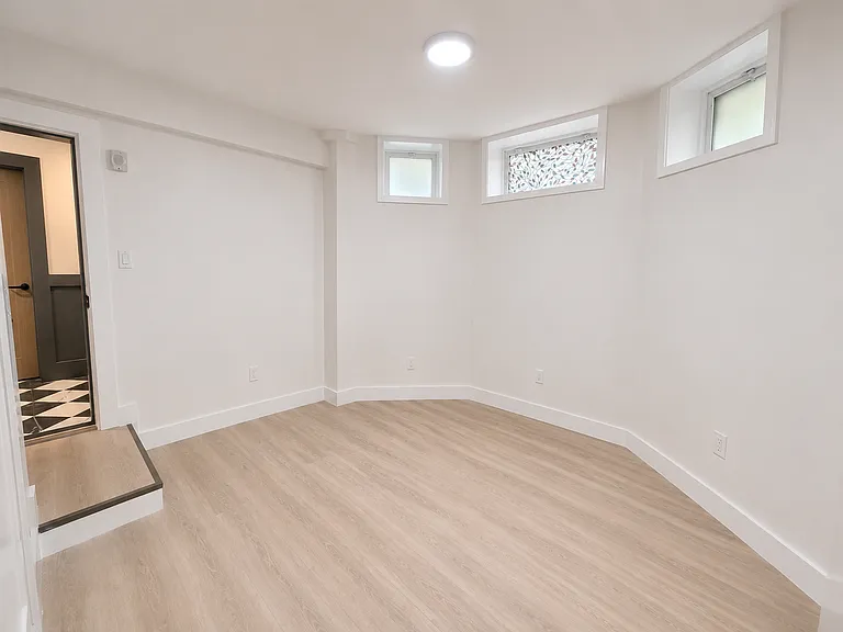 27 Queensberry St #4A — Photo 2
