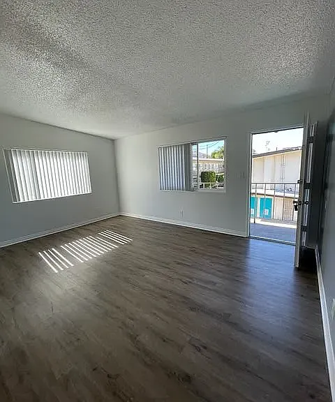 Hillside Plaza Apartments — Photo 2