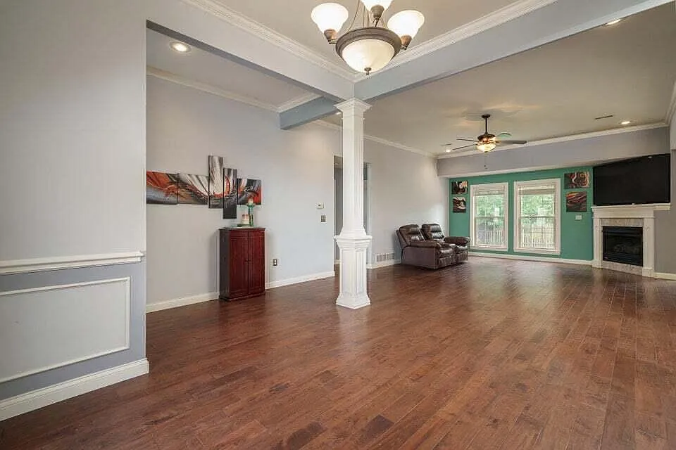 3 bed, 1923 sqft, $2,195 — Photo 3
