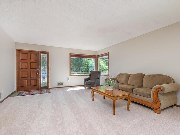 4th image of 815 50 1/2 Ave NE