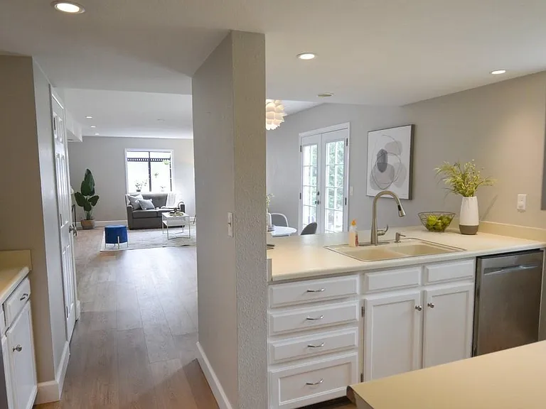 990 Sparta Dr — Photo 6