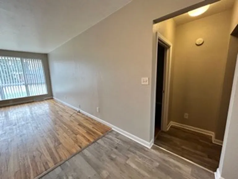 ** Move in Special** Spacious 3 bedroom, 1 bath Lakewood duplex with fenced in backyard available! — Photo 5